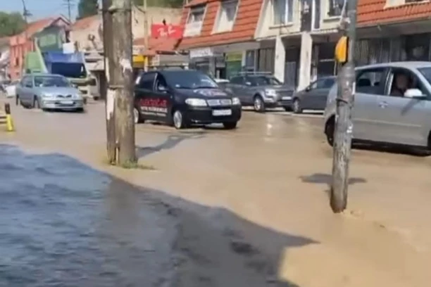 HAVARIJA NA ZVEZDARI! Pukla vodovodna cev, OBUSTAVLJEN SAOBRAĆAJ! (FOTO/VIDEO)