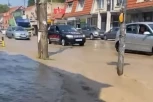 HAVARIJA NA ZVEZDARI! Pukla vodovodna cev, OBUSTAVLJEN SAOBRAĆAJ! (FOTO/VIDEO)