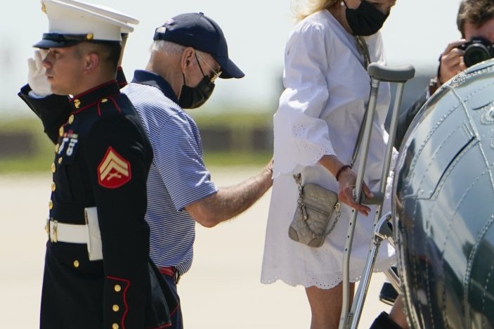 Prva dama se služila štakom da bi mogla da zakorači u letelicu 
