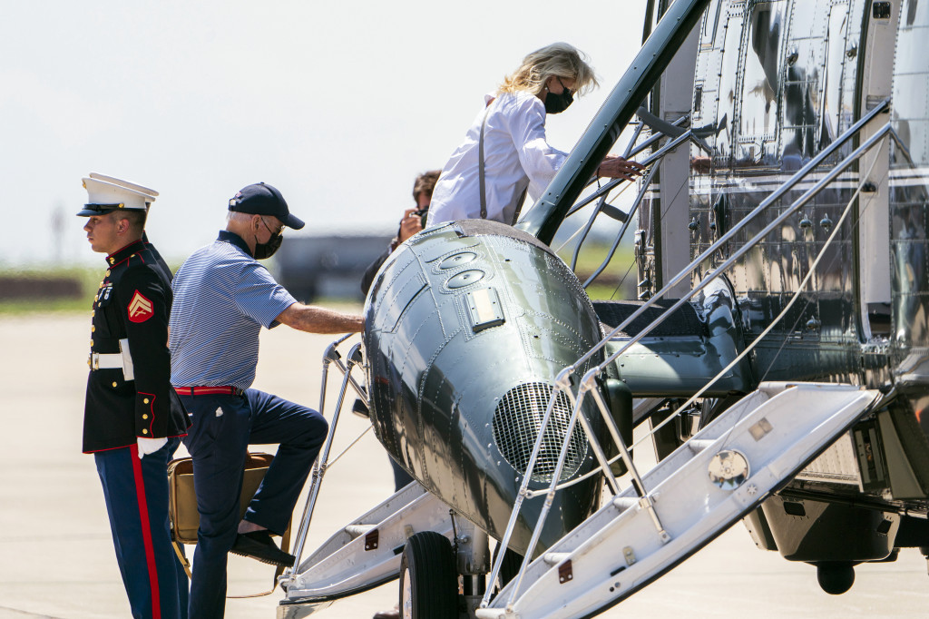 Džo Bajden je pridržao suprugu 