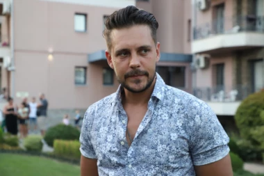 MILOŠ BIKOVIĆ TRAŽI SAVET ZA DEJT OD FANOVA: Nesiguran u sopstveni izbor, pa zatražio pomoć! (FOTO)