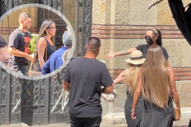 PRVO POJAVLJIVANJE NAKON VAĐENJA SILIKONA: Dalila stigla na kremaciju, Dejan GRCAO U SUZAMA! (VIDEO/FOTO)