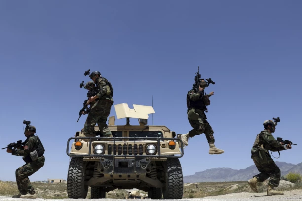 KAKO JE U NEKOLIKO DANA PROPALA VOJSKA U KOJU JE AMERIKA UPUMPALA 83 MILIJARDE DOLARA? Avganistanske snage na rubu propasti, svi se pitaju: KO STOJI IZA TALIBANA?!