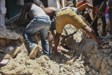 RASTE BROJ ŽRTAVA NA HAITIJU: U užasnom zemljotresu poginulo najmanje 227 ljudi