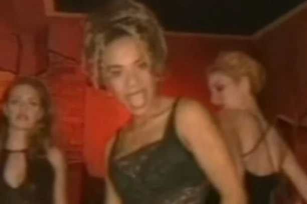 STRAVIČNA SUDBINA DEVOJAKA IZ POPLARNOG DOMAĆEG BENDA: Od osam OPERACIJA dojki do SAMOUBISTVA!