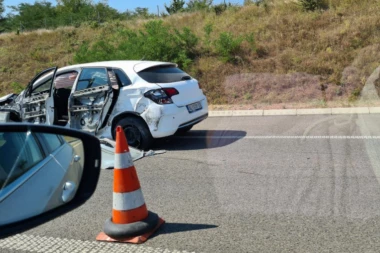 SAOBRAĆAJNA NEZGODA NA IZLASKU IZ BEOGRADA! Vozilo izletelo sa kolovoza!