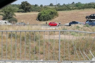 PRVE SLIKE STRAVIČNOG LANČANOG SUDARA KOD BUBANJ POTOKA: Automobili smrskani, bankina probijena! (FOTO)