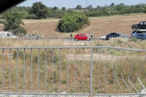 PRVE SLIKE STRAVIČNOG LANČANOG SUDARA KOD BUBANJ POTOKA: Automobili smrskani, bankina probijena! (FOTO)