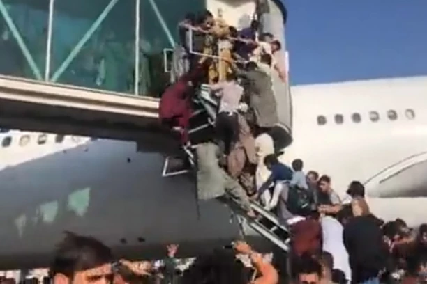 SRBI EVAKUISANI IZ KABULA! Naši državljani iz Avganistana prebačeni u Uzbekistan!