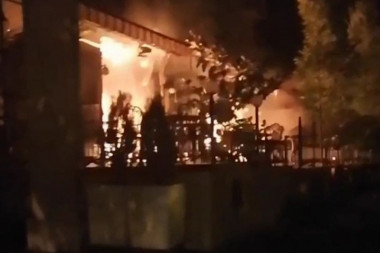 POŽAR U NOVOM SADU: Zapalio se kafić, vatra progutala baštu! (FOTO)