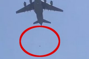 AVGANISTANCI PADAJU SA AVIONA U LETU! Stravične scene iznad aerodroma u Kabulu, SVET U ŠOKU! (VIDEO)