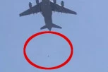 AVGANISTANCI PADAJU SA AVIONA U LETU! Stravične scene iznad aerodroma u Kabulu, SVET U ŠOKU! (VIDEO)