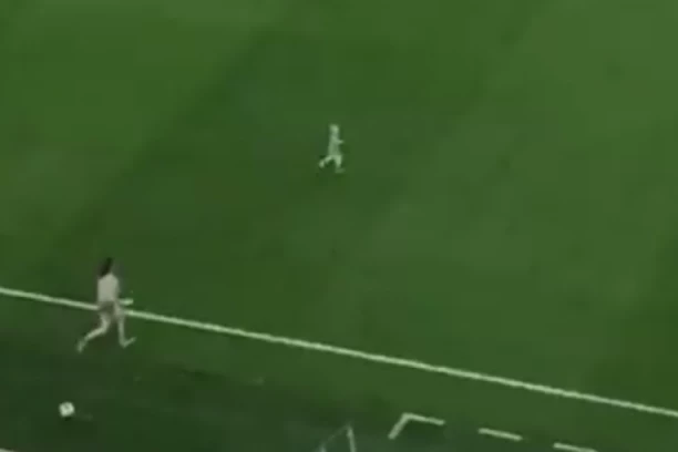 START ZA DIREKTAN CRVENI KARTON? Mališan uleteo na teren, a reakcija njegovo mame je ZAPANJUJUĆA! (VIDEO)