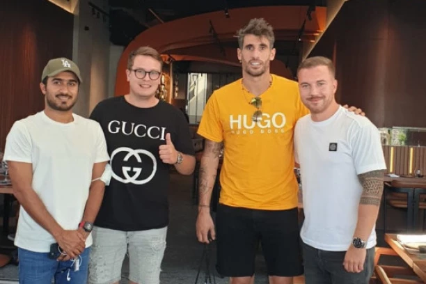 FUDBALSKI AS UŽIVA U BEOGRADU! Ćavi Martinez jeo tunu tešku neverovatnih 74 kilograma u W restoranu