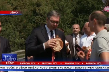 VUČIĆ DOBIO POSEBAN POKLON! Predsednik se oduševio, PA NATEGAO UZ APLAUZ! (FOTO)