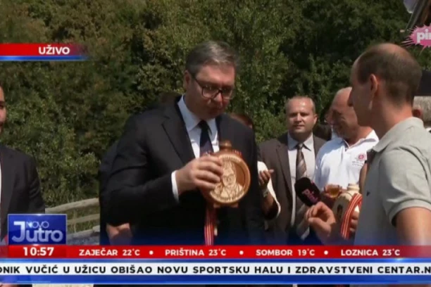 VUČIĆ DOBIO POSEBAN POKLON! Predsednik se oduševio, PA NATEGAO UZ APLAUZ! (FOTO)