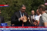 VUČIĆ DOBIO POSEBAN POKLON! Predsednik se oduševio, PA NATEGAO UZ APLAUZ! (FOTO)