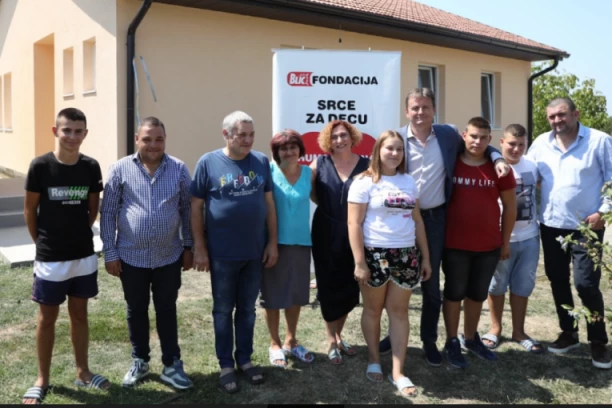 ŠESTOČLANA PORODICA MITROVIĆ DOBILA NOVI DOM! Slepi otac plače i zahvaljuje svim donatorima!