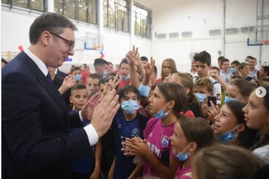 DETETU POZLILO DOK JE PREDSEDNIK GOVORIO U BAJINOJ BAŠTI! Vučić odmah odreagovao! "POMOZITE, SPUSTIE GA DA SEDNE"!