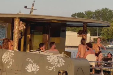 ORGIJE U CENTRU BEOGRADA! Grupnjak na privatnom brodu kao u porno filmu: Ne zna se ko koga čereči (VIDEO)