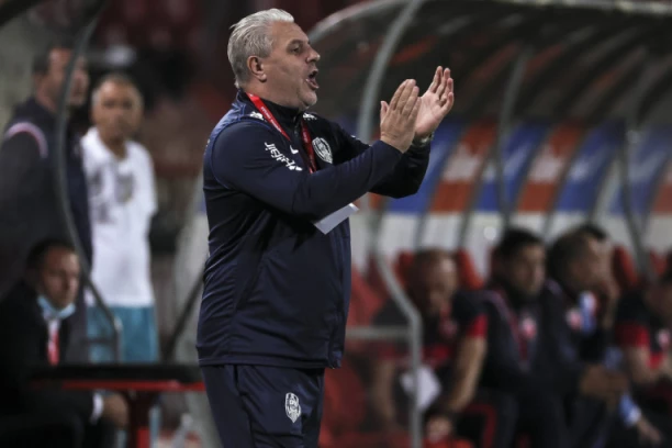 NOVINARI NE MOGU DA MU OPROSTE PORAZ OD ZVEZDE: Trener Kluža ZAPRETIO novinarima koji traže njegovu OSTAVKU!