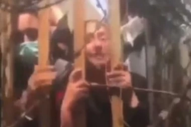 AMERIKANCI, SPASITE NAS, OVDE ĆE NAM SEĆI RUKE I NOGE! Zastrašujući krici očajnih Avganistanki odzvanjaju sa aerodroma u Kabulu! (VIDEO)