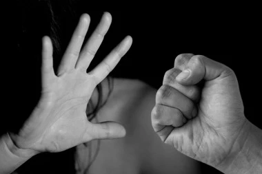 UDARIO JE DETE, A MENI JE HTEO DA ODGRIZE PRST! Detalji porodičnog nasilja u Ripnju: I ranije je bio privođen