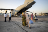 NAROD SPAVA PO ULICAMA KABULA: Avganistanci zbog LAŽNIH glasina o evakuaciji POHRLILI na aerodrom!