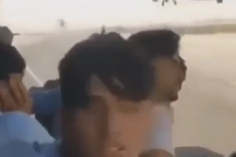 JEZIV SNIMAK IZ KABULA NEPOSREDNO PRE NEGO SU LJUDI PALI SA KRILA AVIONA (VIDEO)