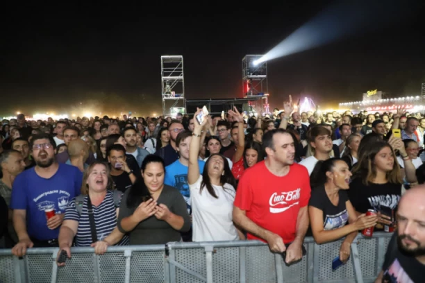 UŠĆEM SE ZAORILO "JUGOSLAVIJO, NA NOGE"! Bijelo dugme dovelo atmosferu do usijanja na Bir festu! (VIDEO)