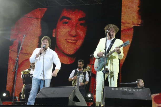 TIFA PREKINUO KONCERT ZBOG ALENA, BACIO BUBICU I ZAKLJUČAO SE U KABINI: Opšta DRAMA na nastupu Bijelog dugmeta, on ga je molio da se vrati! (FOTO)