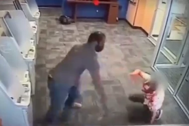 KAMERE ZABELEŽILE HOROR SCENU! Nedužnog čoveka napao sekirom, krv šikljala na sve strane (UZNEMIRUJUĆI VIDEO)