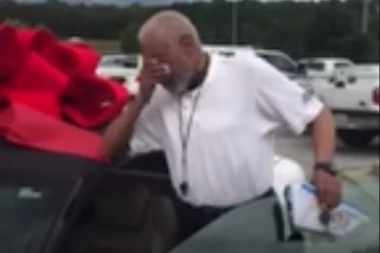 ISPLATI SE BITI ČOVEK: Iznajmljivao auto da bi SUDIO deci, a evo šta je DOBIO od roditelja (VIDEO)