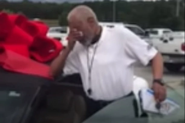 ISPLATI SE BITI ČOVEK: Iznajmljivao auto da bi SUDIO deci, a evo šta je DOBIO od roditelja (VIDEO)