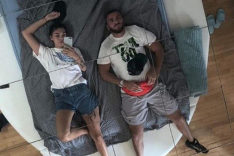 Mina i Mensur leže na krevetu u jeku njihove ljubavi