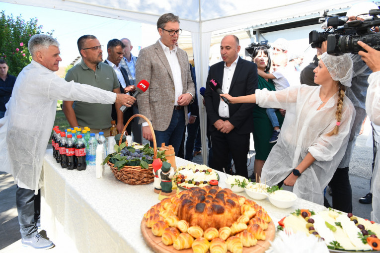 Vućič sa vlasnikom mlekare u Blacu  