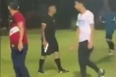 NAVIJAČI ULETELI NA TEREN, NASTAO SKANDAL: Fudbalski sudija izvadio PIŠTOLJ (VIDEO)