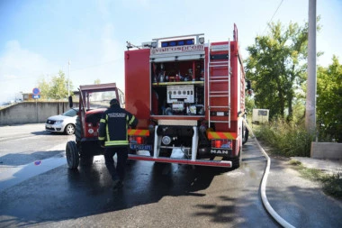GORI KROV KUĆE NA PALILULI: Vatrogasci lokalizovali vatrenu stihiju