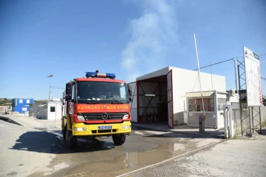 UNIŠTENA TRI AUTOMOBILA: Vatra "progutala" pežo, požar oštetio i okolna vozila (FOTO)