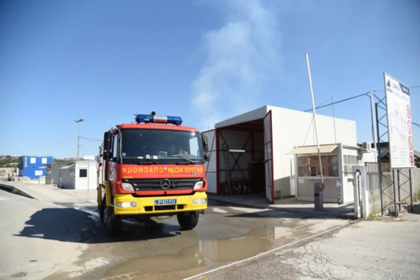 UNIŠTENA TRI AUTOMOBILA: Vatra "progutala" pežo, požar oštetio i okolna vozila (FOTO)