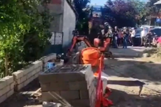 (VIDEO) UKLONJEN DEO ZIDA U GLAMOČKOJ ULICI NA ZVEZDARI! Vladan Jeremić kaže da je sve sporazumno rešeno!