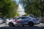 POLICIJA OPKOLILA BOMBAŠA NA KAPITOLU: Muškarac u blizini Kongresa tvrdi da ima EKSPLOZIV u vozilu! (FOTO)