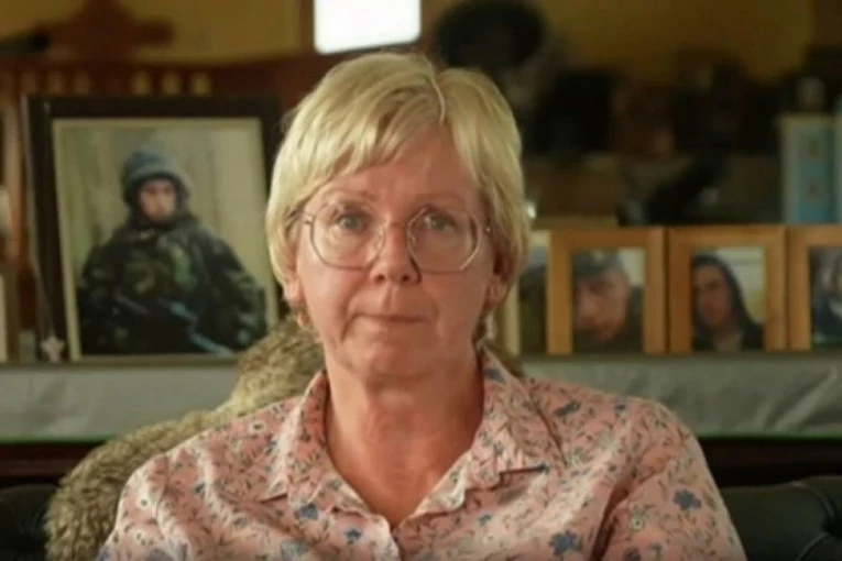 BRITANKA NA GROBU SINA POGINULOG U AVGANISTANU: Žao mi je dušo, tvoja žrtva je bila UZALUDNA! (VIDEO)