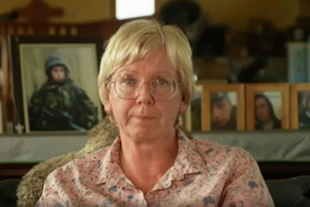 BRITANKA NA GROBU SINA POGINULOG U AVGANISTANU: Žao mi je dušo, tvoja žrtva je bila UZALUDNA! (VIDEO)