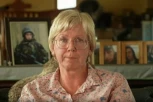 BRITANKA NA GROBU SINA POGINULOG U AVGANISTANU: Žao mi je dušo, tvoja žrtva je bila UZALUDNA! (VIDEO)