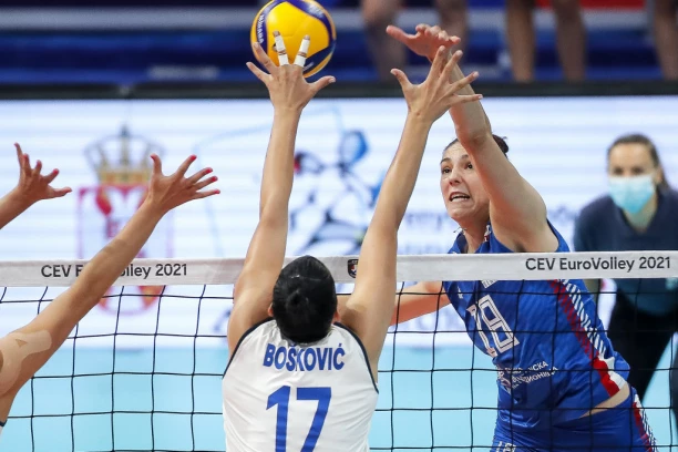 SESTRE BOŠKOVIĆ SE JEDVA UZDRŽALE: Kada se Dajana setila reči oca, zamalo PRASNULA U SMEH usred meča!