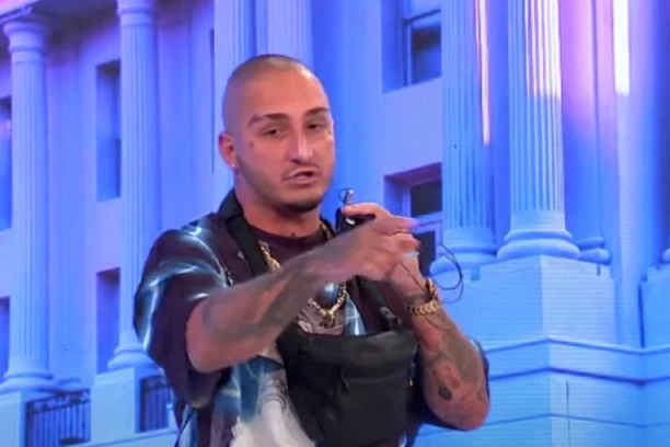 VUK MOB ŠOKIRAO FANOVE: Reper pokazao novu TETOVAŽU i dokazao da mu je ONA centar sveta! (FOTO)