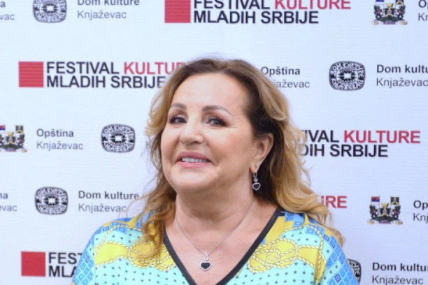 BEKUTA ISPUNILA MRKINU POSLEDNJU ŽELJU: Isplivala prva Anina fotografija nakon Milutinove sahrane, pevačica SKINULA CRNINU!