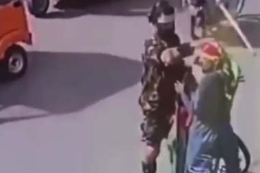 MLADIĆ PROŠAO PORED TALIBANA OGRNUT AVGANISTANSKOM ZASTAVOM: Evo kako su oni odreagovali (VIDEO)
