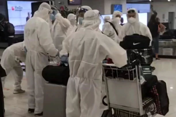 ŠTA SE TO DEŠAVA NA BEOGRADSKOM AERODROMU: Masa kineza u zaštitnim odelima